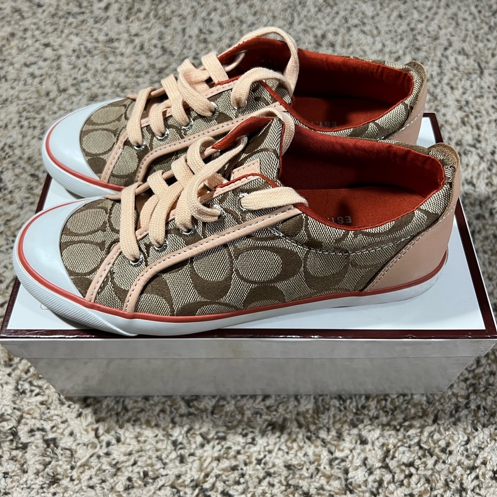 LIKE NEW CONDITION!Coach Style:A1076 Barrett 12 CML/VAC Color:KHAKI/NAT Size:6.5
